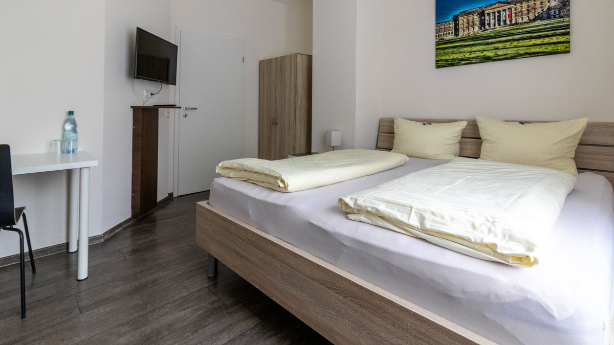 kingsize bed, work desk, flatscreen TV