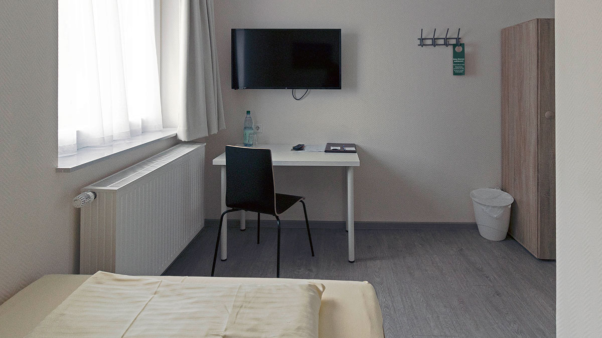 Single room, desk, flat screen TV